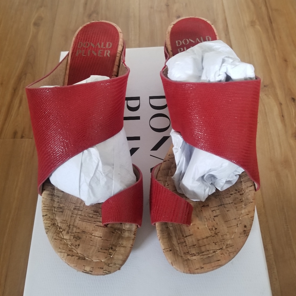Donald Pliner wedge size 8